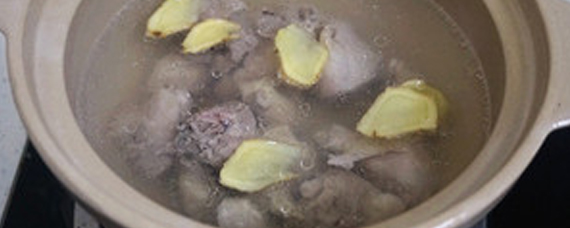 鸭肉煲汤放什么材料好 鸭肉煲汤要不要焯水