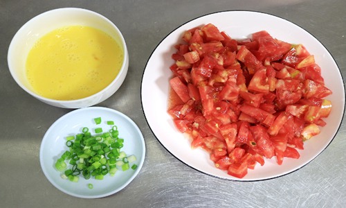 西红柿鸡蛋面的做法 开胃又解馋快来一碗！