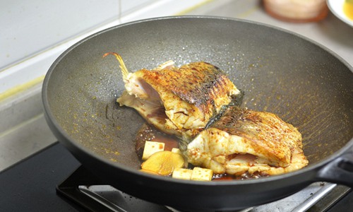 电饭煲炖鱼的做法 营养不流失全部在汤里