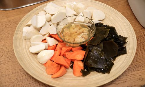 排骨芋头海带汤的做法 冬天多喝汤滋润又健康！